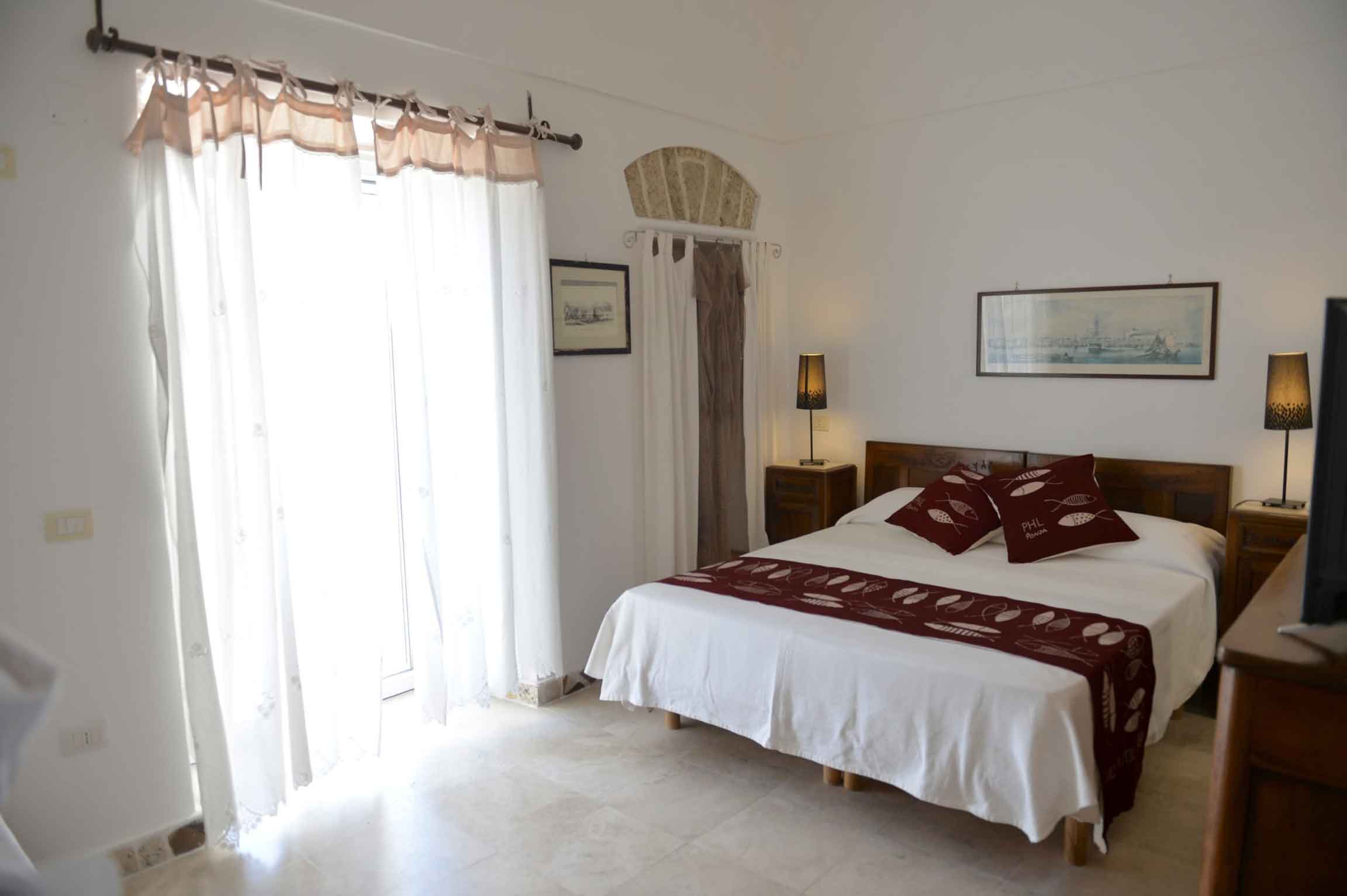 Piccolo Hotel Luisa - camere, ristorante e barche a Ponza Porto